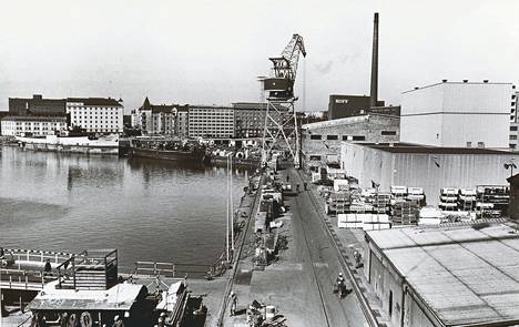 Hietalahden telakasta tuli vuonna 1965 Wärtsilän Helsingin telakka. Vuonna 1983 nosturi numero kuusi oli vielä täydessä työkäytössä.