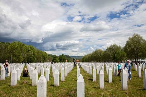 Srebrenican joukkomurhan muistomerkki Bosnia ja Hertsegovinassa. Joukkomurhan kohteiksi joutui tuhansia bosniakkeja, jotka olivat enimmäkseen muslimeja.