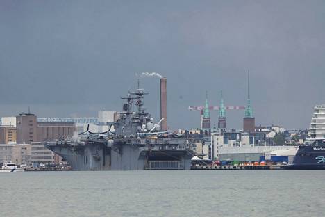USS Kearsarge kuvattuna Pihlajasaaren suunnasta puolenpäivän aikoihin.