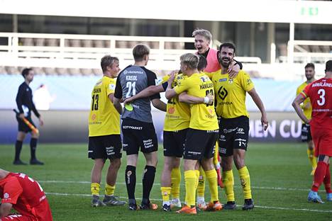 KuPS lähestyy HJK:ta voitettuaan FC Hongan. Kuva Suomen cupin finaalista 17. syyskuuta.