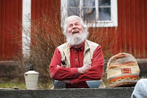Kotipihalla Baggbölessä istuu surullinen mies, joka hymyilee ja nauraa paljon. Kai Nieminen saa voimaa kirjoittamisesta.