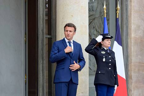 Ranskan presidentti Emmanuel Macron odotti EU-komission puheenjohtajaa Ursula von der Leyeniä lounaalle Élysée-palatsin portailla Pariisissa perjantaina.