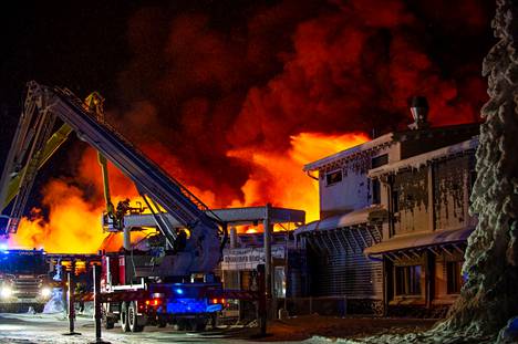Pelastusyksiköiden saavuttua paikalle hotelli-ravintolan katto oli jo laajalti tulen vallassa.