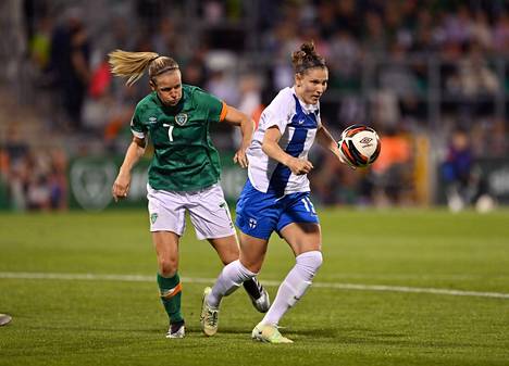 Natalia Kuikka (oik.) valittiin vuoden jalkapalloilijaksi. Kuvassa Kuikka Irlantia vastaan pelatussa MM-karsintaottelussa syyskuussa.