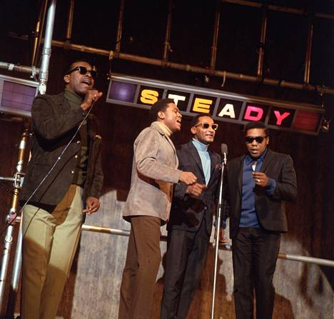 The Four Tops esitti vuoden 1966 marraskuussa Britannian televisiossa kappaleensa Standing in the Shadows of Love.