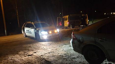 Keravalaisyrittäjän huomiota herättävä auto pääsi esikuvansa mukaisiin tehtäviin viime viikonloppuna Keravan ja Vantaan rajalla.