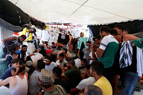 257 siirtolaista odotti pääsyä maihin Sisilian rannikolla 5. elokuuta.