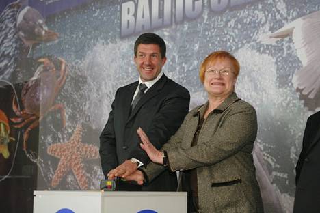 Suomen presidentti Tarja Halonen ja Pietarin apulaiskaupunginjohtaja Mihail Oseevski avaamassa uutta jätevesipuhdistamoa lokakuussa 2007.