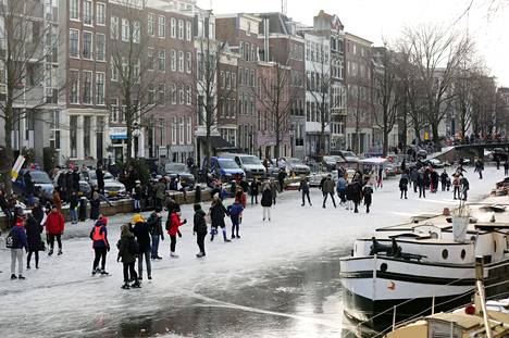 Alankomaat | Heikot jäät eivät hillinneet ihmisten luisteluintoa Hollannissa, useita luistelijoita pelastettu kanaaleista
