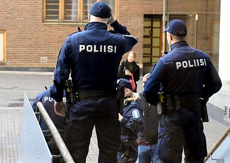 Helsingin käräjäoikeudessa oli torstaina paikalla runsaasti poliiseja ennen oikeudenkäynnin alkua. 
