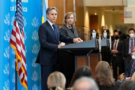 Yhdysvaltojen ulkoministeri Antony Blinken (vas.) ja suurlähettiläs Kristina Kvien puhuivat keskiviikkona Kiovassa maan Ukrainan-lähetystössä järjestetyssä tilaisuudessa. 