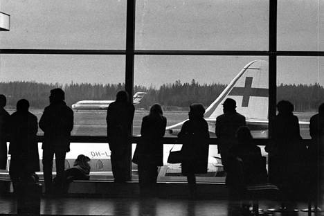 Myöhästymisiä...peruutuksia Mekaanikkolakko ja huono lentosää odotuttivat pyhäinpäivän viettoon lähteviä Helsingin lentoasemalla.