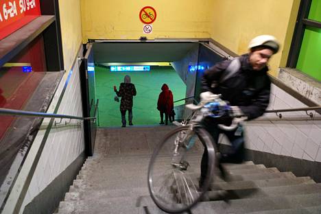 Tällä hetkellä Helsingin rautatieaseman ratapihan ali kulkee tunneli, jossa pyöräily on kielletty.