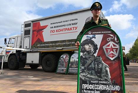 Venäläinen varusmies liikkuvan värväyskeskuksen edessä Donin Rostovissa syyskuussa. 
