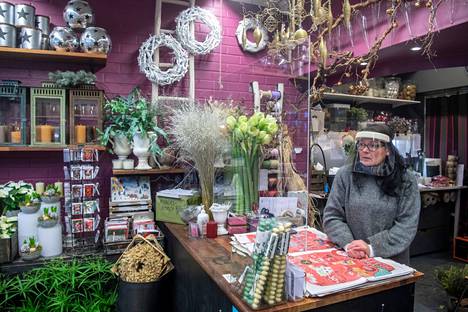 Floristi Mia Vahtivuori jännittää, miten Soukanraitin tulevat remontit vaikuttavat kukkakaupan asiakkaisiin.