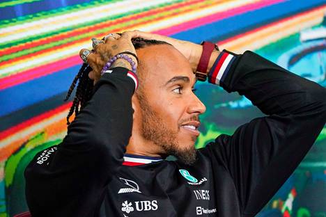 Lewis Hamilton innostui muistelemaan viime kauden päätöstapahtumia.