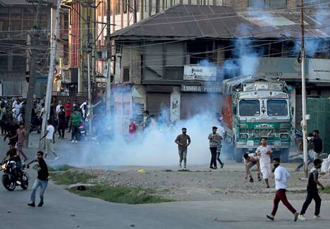 Mielenosoittajat ja Intian turvallisuusjoukot ottivat yhteen Srinagarissa, Kashmirissa Intiassa separatistijohtaja Syed Ali Shah Geelanin kuoleman jälkeen 2. syyskuuta.