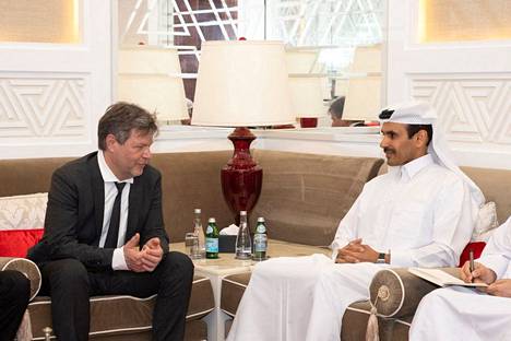 Saksan talousministeri Robert Habeck (vas.) ja Qatarin energiaministeri Saad Sharida al-Kaabi Dohassa sunnuntaina.