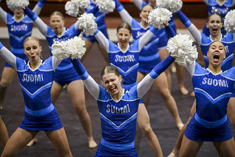 Suomi voitti jälleen kultaa cheerleadingin MM-kisoissa. Kuvassa cheertanssimaajoukkue esiintyy Suomen cheerleading-maajoukkueiden send off -tilaisuudessa Helsingissä 14. huhtikuuta 2022.