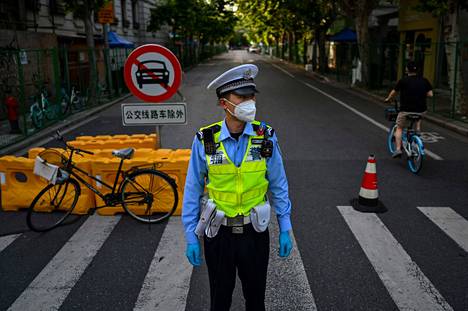 Paikallinen poliisi vartioimassa Shanghaissa sen jälkeen, kun tieto uudesta koronasulusta tuli julki.