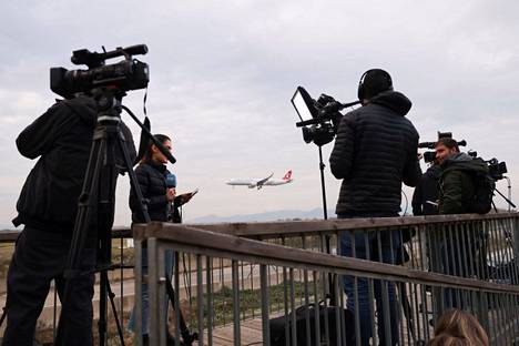 Mediaa kokoontui keskiviikkona El Pratin lentokentälle Barcelonaan pian sen jälkeen, kun 28 ihmistä yritti tulla laittomasti maahan lentokoneen tehtyä hätälaskun.