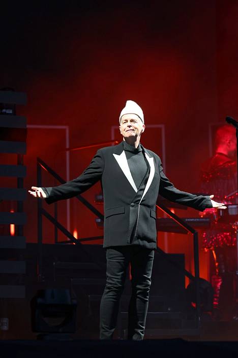 According to critic Aleksi Kinnusen, Pet Shop Boys, i.e. singer Neil Tennant and keyboardist Chris Lowe, performed on Thursday in a show that was executed precisely and elegantly visualized.