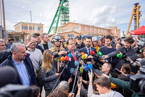 Media piiritti kaivosyhtiön edustajaa potaskakaivosonnettomuuden tapahtumapaikalla Súriassa torstaina.