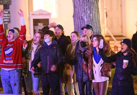 HIFK kaatoi perjantaina Kärpät, ja Maisy Bidenilla oli toinenkin syy tuulettaa. Hän nosti kätensä ylös, kun joulukuusen valot sytytettiin Nantucketissa.