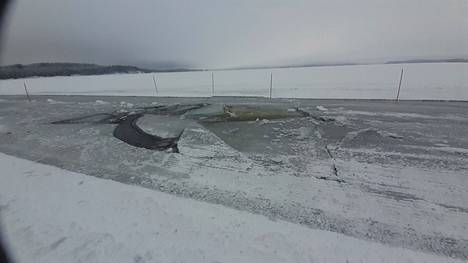 Jää murtui lauantaina traktorin alta ja traktori lumilinkoineen vajosi järven pohjaan Savonlinnan Pihlajavedellä. Kuljettaja pelastautui jäälle. Kuvassa jäähän syntynyt avanto traktorin vajoamisen jälkeen.
