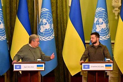 YK:n pääsihteeri António Guterres (vas.) piti tiedotustilaisuuden Ukrainan presidentin Volodymyr Zelenskyin kanssa torstaina. Venäjä teki kaksi iskua Kiovaan pääsihteerin vierailun aikana.