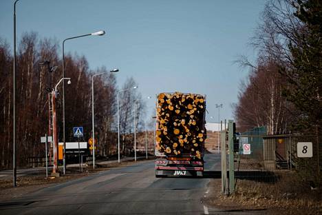 Stora Enso on työllistänyt noin 500 ihmistä Venäjällä sahoillaan ja puunhankinnassa. Kuva Stora Enson Kemin Veitsiluodon tehtaan portilta.