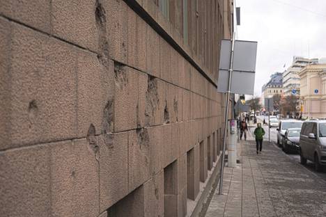 Sota jätti jälkensä postitaloon. Seinässä on laatta, joka kertoo vaurioiden synnystä ja kuolemista.