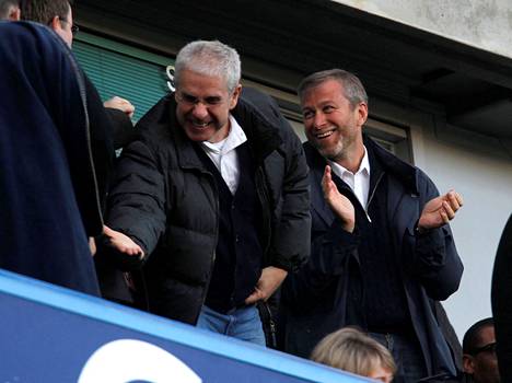 Chelsean omistaja Roman Abramovitsh (oik.) ja Chelsean johtaja Eugene Tenenbaum juhlivat joukkueen maalia helmikuussa.