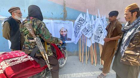 Talebanin taistelijat kokoontuivat johtajaansa Haibatullah Akhundzadaa esittävän julisteen ympärille Kabulissa viime viikon torstaina. Aiemmin Akhundzadasta oli julkaistu vain yksi valokuva.