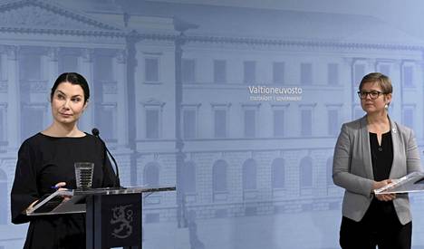 Vasemmalla uusi ympäristöministeri Emma Kari (vihr) ja sisäministeri Krista Mikkonen (vihr) tiedotustilaisuudessa Valtioneuvoston linnassa perjantaina.