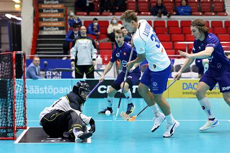 Suomen avausmaalin tehnyt Ville Lastikka Slovakian maalilla ottelun kolmannessa erässä. 
