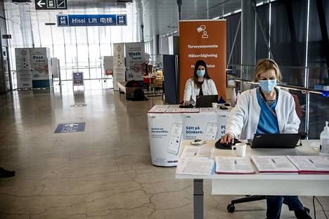 Sairaanhoitajat Liisa Havusela ja Merja Karhunen odottivat matkustajia terveysneuvontapisteessä Länsisatamassa 26. helmikuuta.