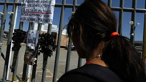 Venezuelalainen siirtolainen kunnioitti tulipalossa kuolleiden 38 siirtolaisen muistoa Ciudad Juárezissa. 