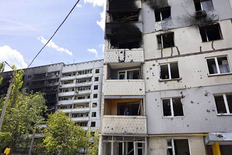 Koillisessa Harkovassa tuhot ovat olleet mittavia. 79-vuotias, ikkunassa näkyvä Alla Prihodtšenko tarkasti poikansa asuntoa Saltivkassa, koillisessa Harkovassa.