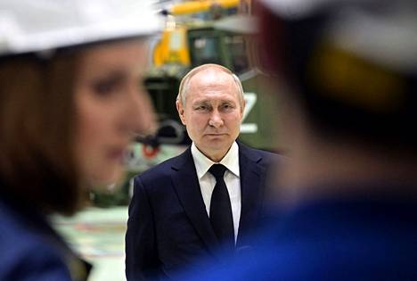 Venäjän presidentti Vladimir Putin vieraili muun muassa ohjuksia valmistavan Almaz-Antei -yhtiön Obuhovin tehtaalla Pietarissa keskiviikkona.