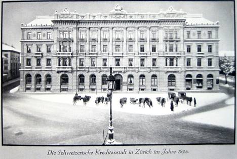 Schweizerische Kreditanstaltin pankkitalo Zürichissä 1800-luvun lopussa. Samassa talossa sijaitsee edelleenkin Credit Suissen pääkonttori