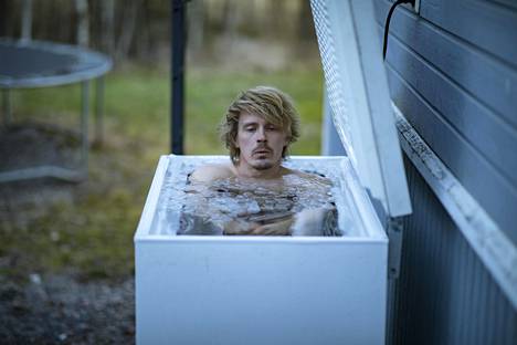 Simo Matikainen kylpee joka päivä pihalleen asentamassa pakastinarkussa jääkylmässä vedessä.