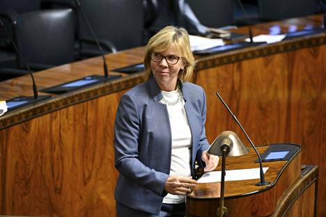 Oikeusministeri Anna-Maja Henriksson eduskunnan täysistunnossa 12. lokakuuta. Tuolloin matka eduskuntatalolle sujui tiettävästi ongelmitta. 