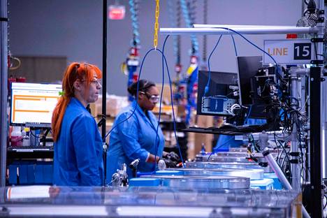 Työntekijöitä Amazonin robotiikan laboratoriossa Massachusettsissa.