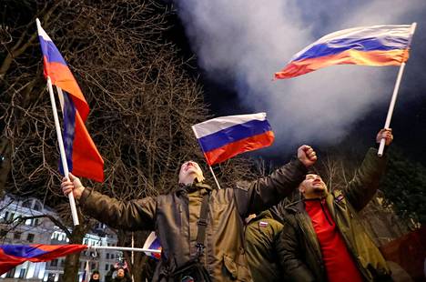 Venäjän-mieliset donetskilaiset juhlivat kaduilla maanantai-iltana sen jälkeen kun Vladimir Putinin separatistialueiden tunnustamispäätös oli julkistettu.
