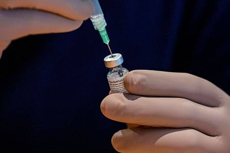 Tuoreen suomalaistutkimuksen mukaan kaksi Biontech-Pfizerin rokote­annosta saaneilla 180 terveyden­huollon työntekijällä todettiin erittäin hyvä vasta-ainetaso koronavirusta vastaan.