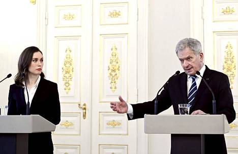 Pääministeri Sanna Marin (sd) ja presidentti Sauli Niinistö tiedotustilaisuudessa 24. helmikuuta.