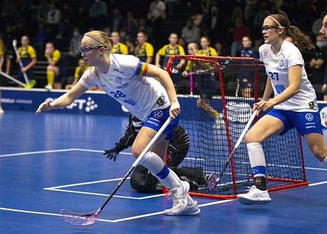 Veera Kauppi (vas.) ja Oona Kauppi (oik.) vauhdissa naisten kansainvälisen turnauksen ottelussa Suomi-Ruotsi Lempäälässä 17. lokakuuta 2021.