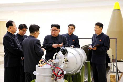 Pohjois-Korean johtaja Kim Jong-un antoi neuvoja ydinaseohjelman henkilöstölle Pohjois-Korean uutistoimisto KCNA:n päiväämättömässä kuvassa.