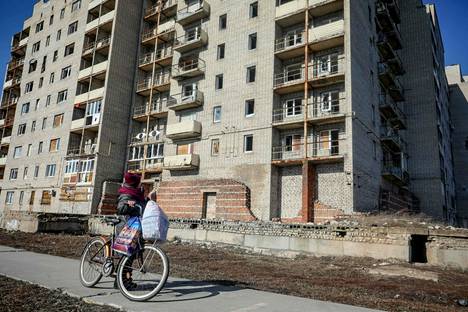 Nainen käveli hylätyn kerrostalon ohi Avdijivkan kaupungissa Donetskissa tiistaina.